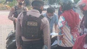 Pemeriksaan-terhadap-ASN-saat-hendak-pulang-kerja-di-pintu-gerbang-Pemkab-Lamongan.jpg
