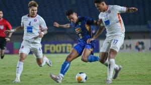 Penyerang-Persib-Bandung-Dimas-Drajad-berusaha-melepaskan-diri-dari-kawalan-dua-pemain-Port-FC.jpg