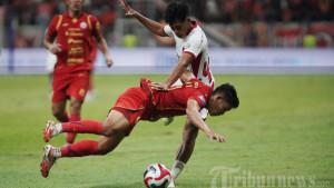 Pesepak-bola-Persija-Jakarta-Rio-Fahmi-berbenturan-dengan-pesepak-bola-Bali-United-Rahmat-Arjuna.jpg