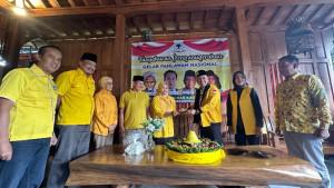 Plt-Ketua-DPD-Partai-Golkar-Kabupaten-Pasuruan-M-Syaifullah-saat-potong-tumpeng-di-acara-tasyakuran.jpg