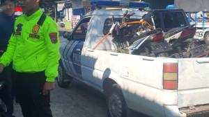 Polisi-saat-menangani-kecelakaan-adu-banteng-motor-di-Desa-Prajekan-Lor-Bondowoso.jpg