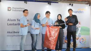 Program-Tanggung-Jawab-Sosial-dan-Lingkungan-TJSL-bertajuk-Aksi-Bersih-Mandiri-dari-Bank-Mandiri.jpg