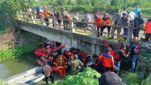 Proses-pencairan-selama-4-hari-korban-ditemukan-di-sela-eceng-gondok-Kali-Makmur.jpg