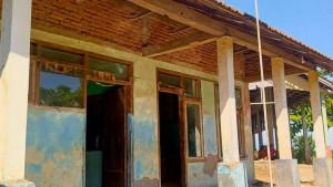 RUSAK-PARAH-Salah-satu-ruang-kelas-di-SDN-Banyuwulu-4.jpg