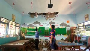 RUSAK-Tim-BPBD-saat-melakukan-asessement-Ruang-kelas-di-SDN-Kotakulon-2.jpg