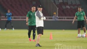 Shin-Tae-yong-mengawasi-latihan-pemain-Timnas-Indonesia.jpg