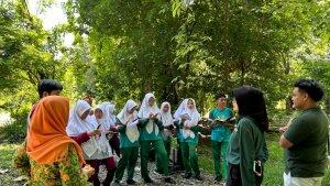 Siswa-dan-Siswi-SMA-Negeri-1-Purwosari-saat-belajar-di-Kebun-Raya-Purwodadi.jpg