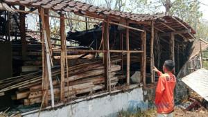 TERBAKAR-Gudang-penyimpanan-kayu-milik-warga-terbakar.jpg