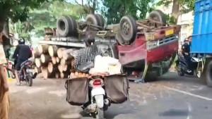 TERGULING-Tangkapan-layae-video-viral-truk-terguling.jpg