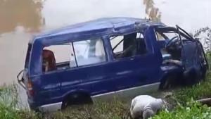 TERPEROSOK-Minibus-terperosok-ke-dalam-sungai-Bondoyudo-Mobil-minibus.jpg