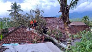 TIMPA-RUMAH-Tim-BPBD-saat-melakula-evakuasi.jpg