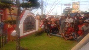 Warga-Desa-Mundurejo-berkumpul-di-depan-Lapas-Jember-sambut-kepulangan-Kadesnya-dari-tahanan.jpg