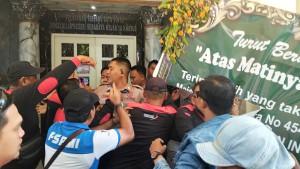 Warga-protes-PN-Surabaya-usai-vonis-bebas.jpg