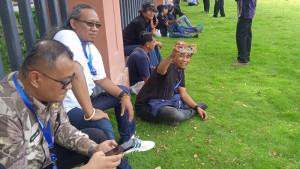 celana-jeans-dilarang-masuk.jpg
