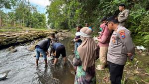 jasad-bayi-berjenis-kelamin-laki-laki-ditemukan-mengambang-di-sungai-Stail-Gambiran-Banyuwangi.jpg