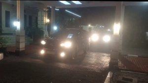mobil-KPK-keluar-setelah-6-jam-obok-obok-Rumdin-Bupati-Lamongan-Rabu-1392023-malam.jpg