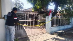 pasang-garis-polisi-di-rumah-nenek.jpg