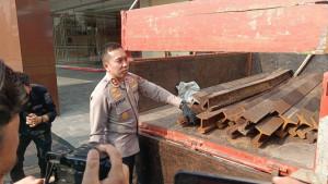 pencurian-rel-kereta-api.jpg