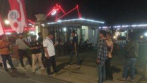 wartawan-di-depan-pintu-gerbang-Pendopo-Rabu-1392023.jpg