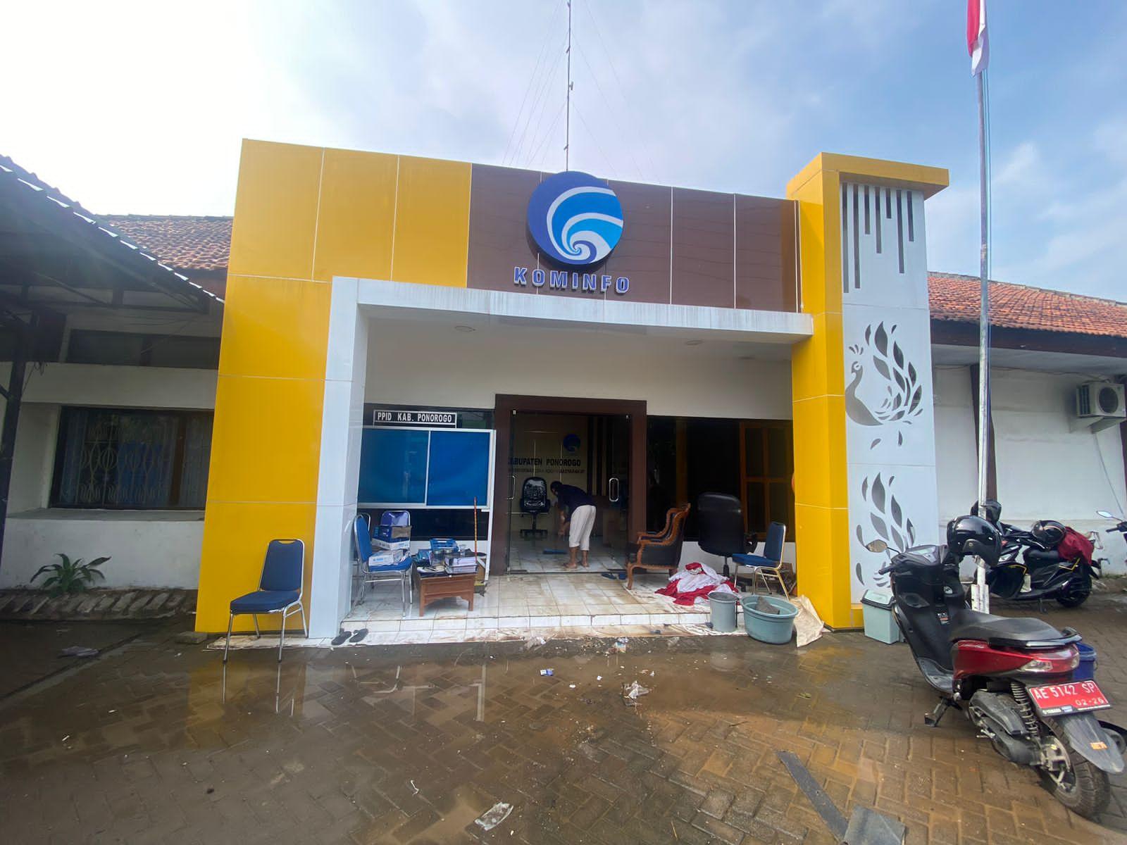 ASN-bersih-kantor-akibat-banjir-Ponorogo.jpg