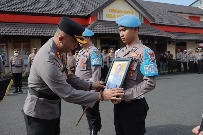 Aiptu-Budi-Haripin-dan-Brigpol-Yuniar-resmi-dipecat-dari-keanggotaan-Polres-Jember.jpg