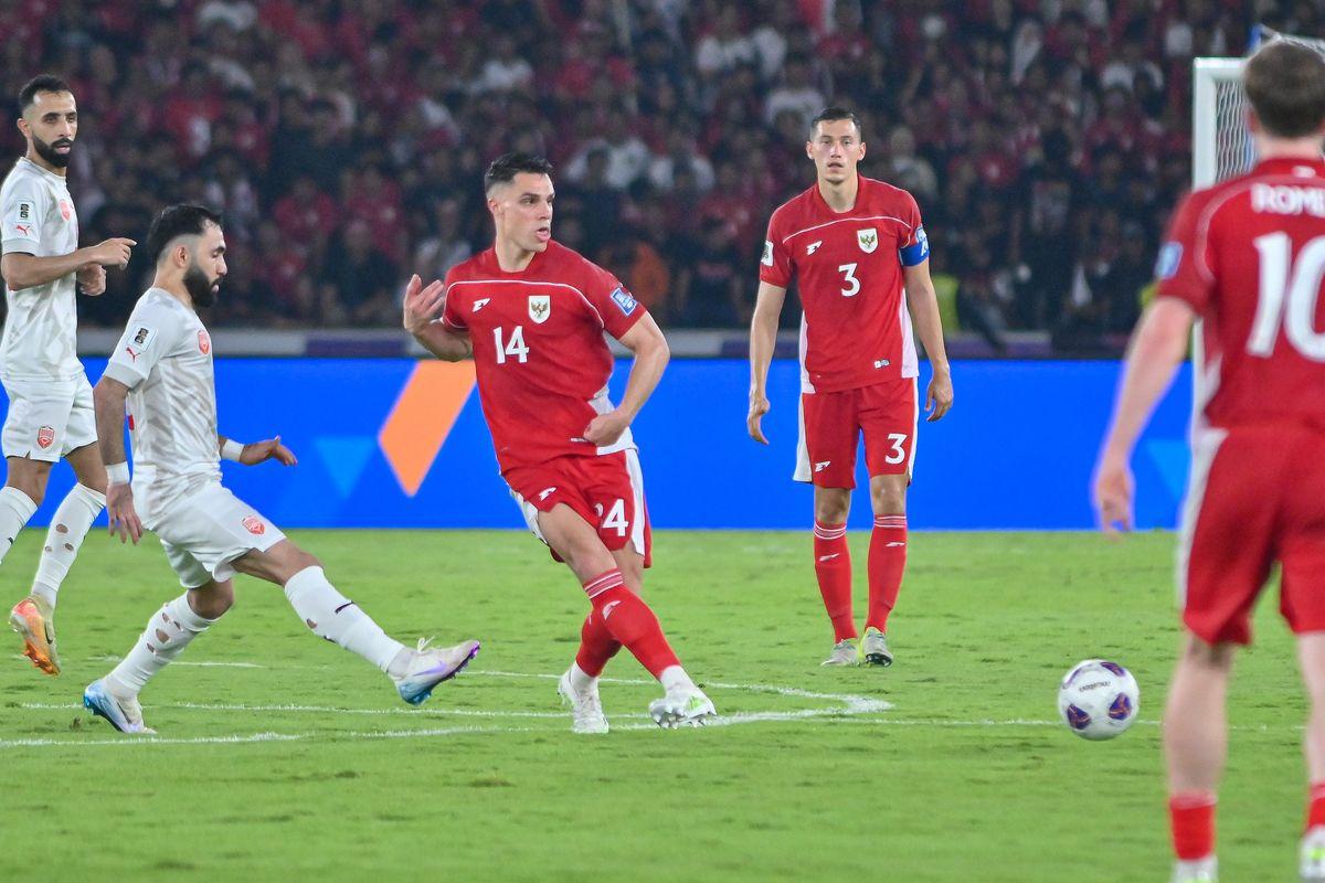Aksi-gelandang-bertahan-Joey-Pelupessy-dalam-debutnya-bersama-Timnas-Indonesia.jpg