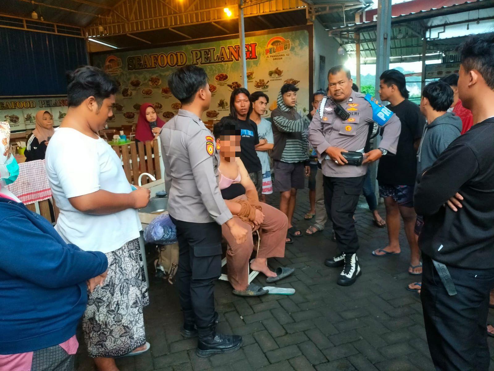 Aksi-pelaku-di-rumah-makan-seafood-jalan-panggang.jpg