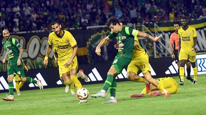 Aksi-pemain-Persebaya-Surabaya-Bruno-Moreira-dalam-laga-melawan-Semen-Padang.jpg