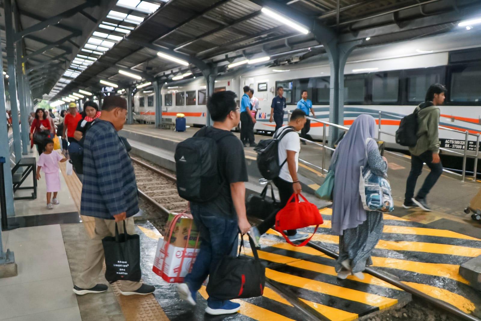 Aktifitas-Pemudik-di-Stasiun-KAI-Daop-9-Jember.jpg