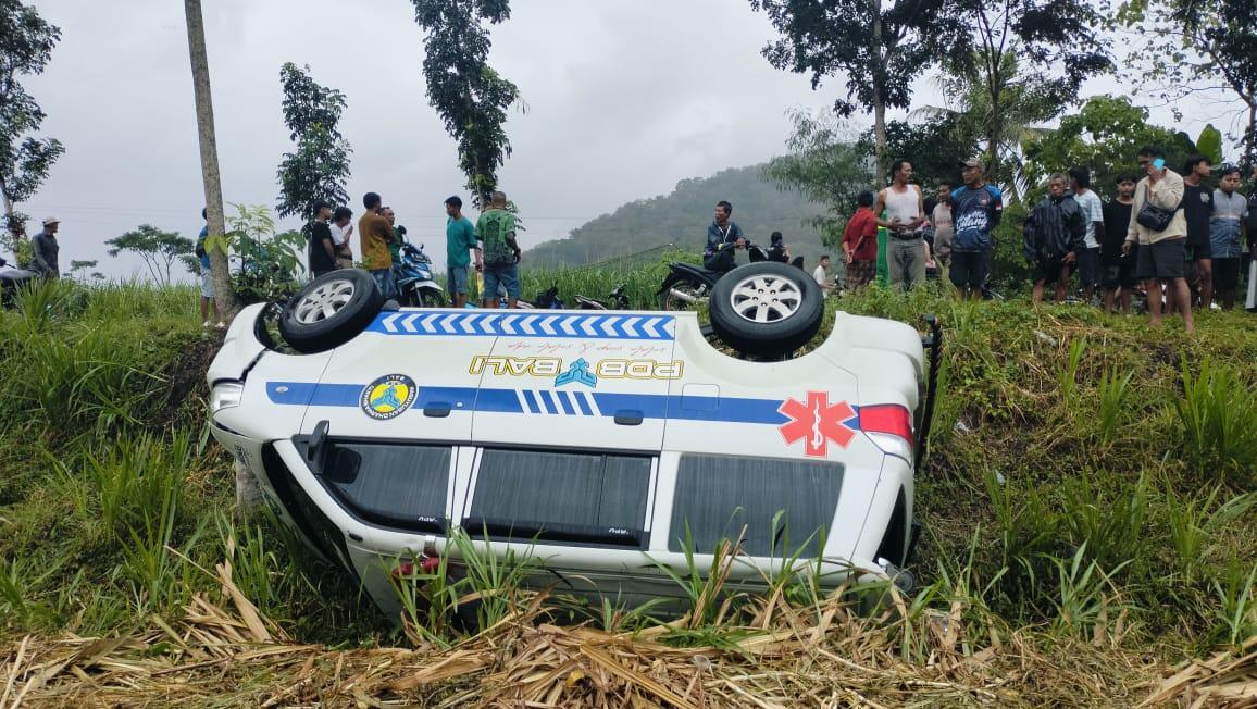 Ambulans-jenazah-terguling-di-JLS-lumajang.jpg