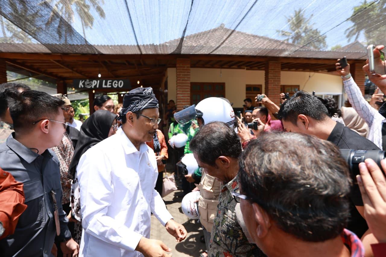 BERBAGI-Mensos-Gus-Ipul-menyerahkan-helm-dan-jaket-kepada-ojek.jpg
