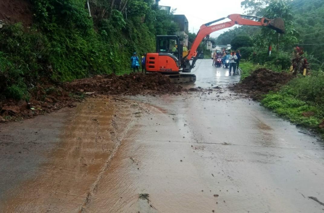 BPBD-mengevakuasi-material-tebing-longsor.jpg