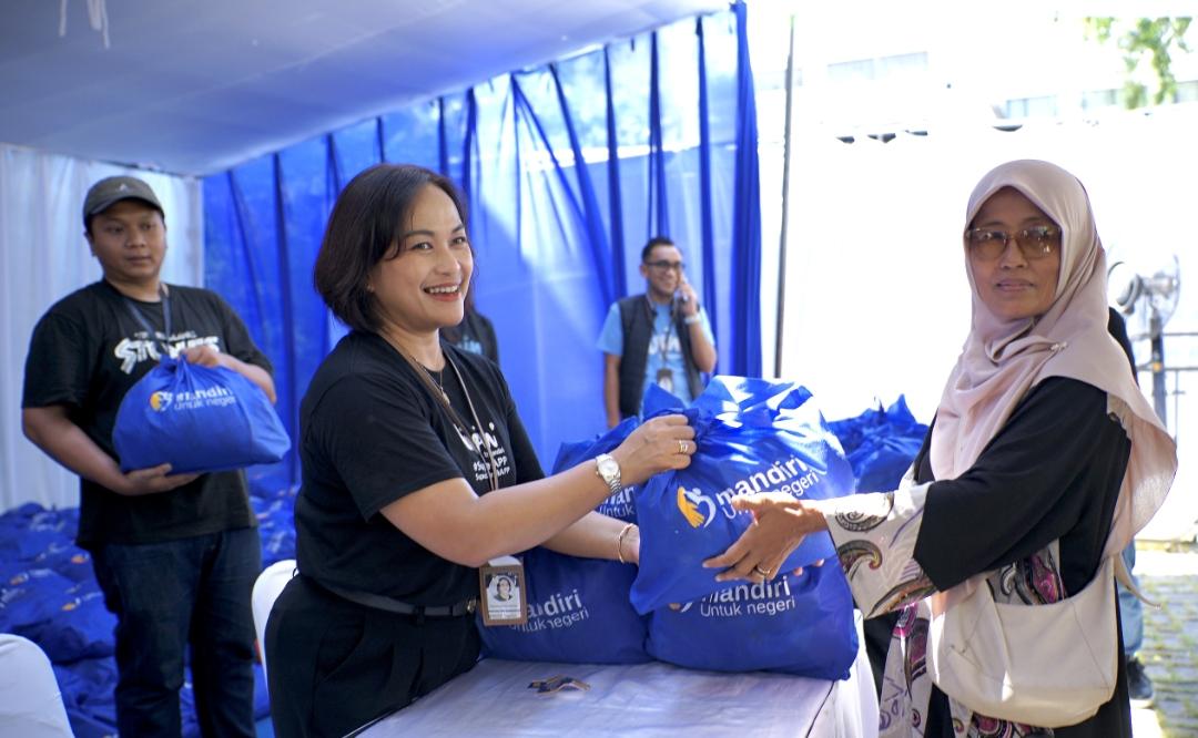 Bank-Mandiri-menyalurkan-ribuan-paket-sembako-di-Surabaya-Rabu-1352026.jpg