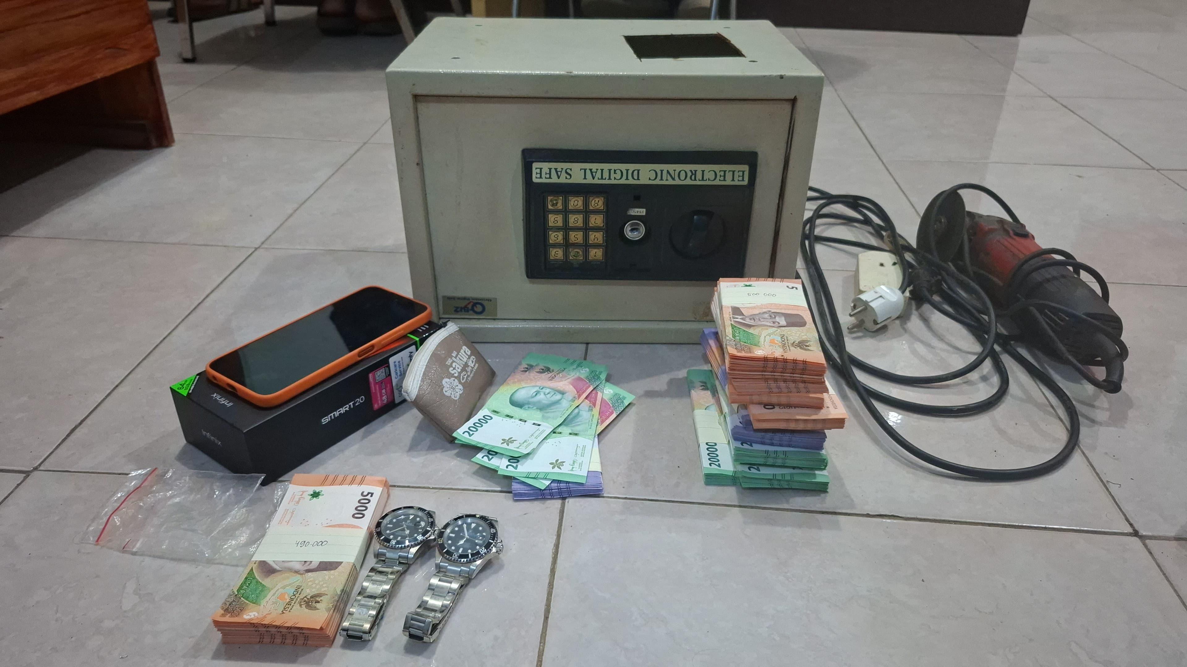 Barang-bukti-brankas-dalam-perkara-pencurian-brankas-oleh-dua-anak-di-Kabupaten-Jember.jpg