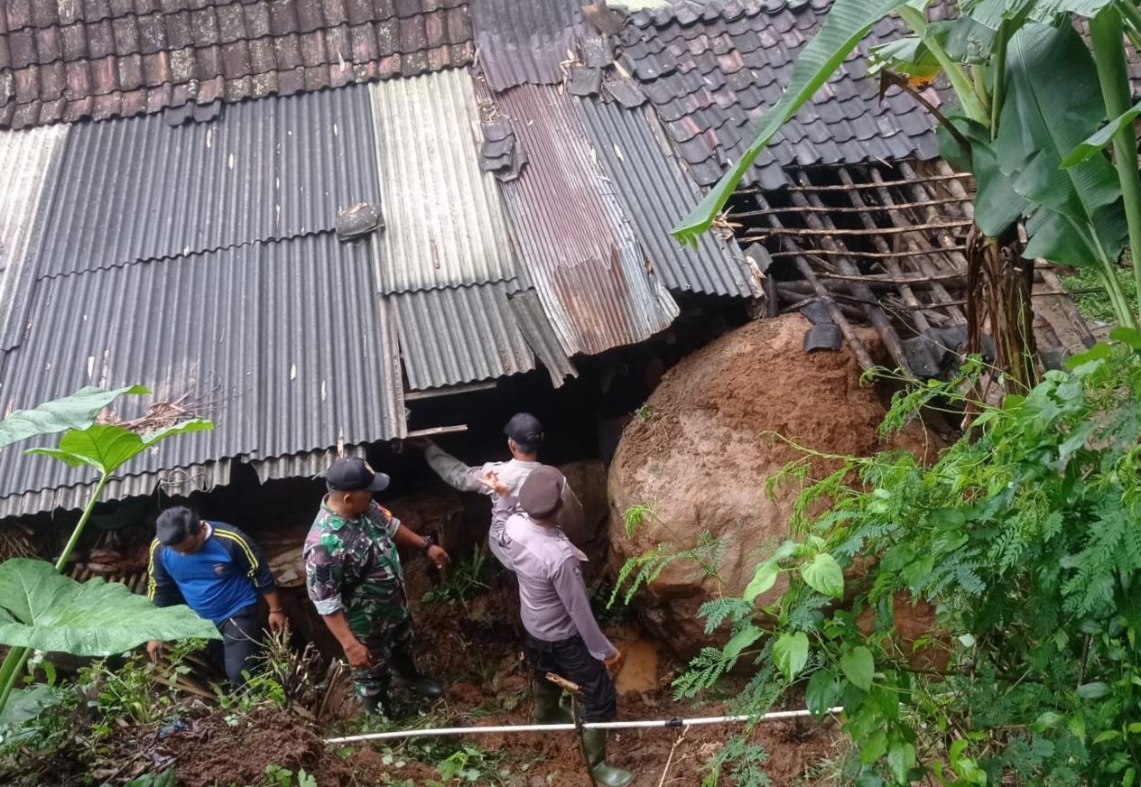 Batu-berkuran-tiga-meter-yang-menerjang-rumah-warga.jpg