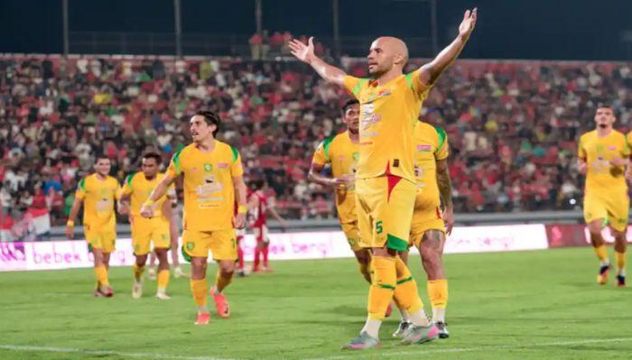 Bek-Persebaya-Surabaya-Risto-Mistrevski-berselebrasi-saat-berhasil-membobol-gawang-Bali-United.jpg