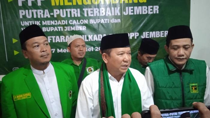 Bupati-Hendy-saat-daftar-Pilkada-2024-di-DPC-PPP-Jember.jpg