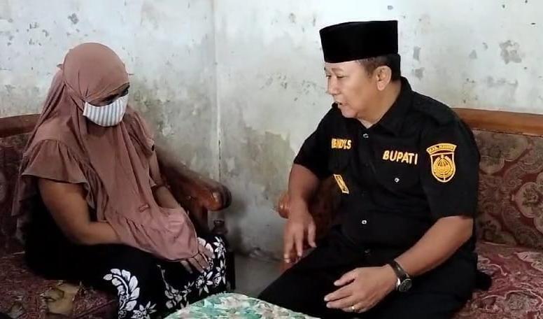 Bupati-Hendy-saat-mengunjungi-Korban-KDRT-di-Desa-Glundengan-Kecamatan-Wuluhan-Jember.jpg