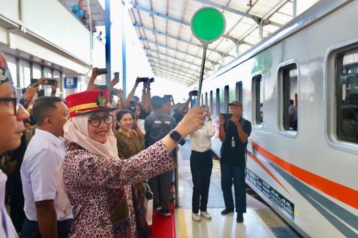 Bupati-Ipuk-saat-pemberangkatan-perdana-Blambangan-Ekspres-rute-Jakarta-Banyuwangi.jpg