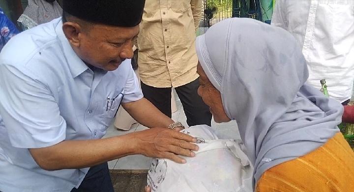 Bupati Karna Bagi-Bagi Sembako Untuk Warga Miskin