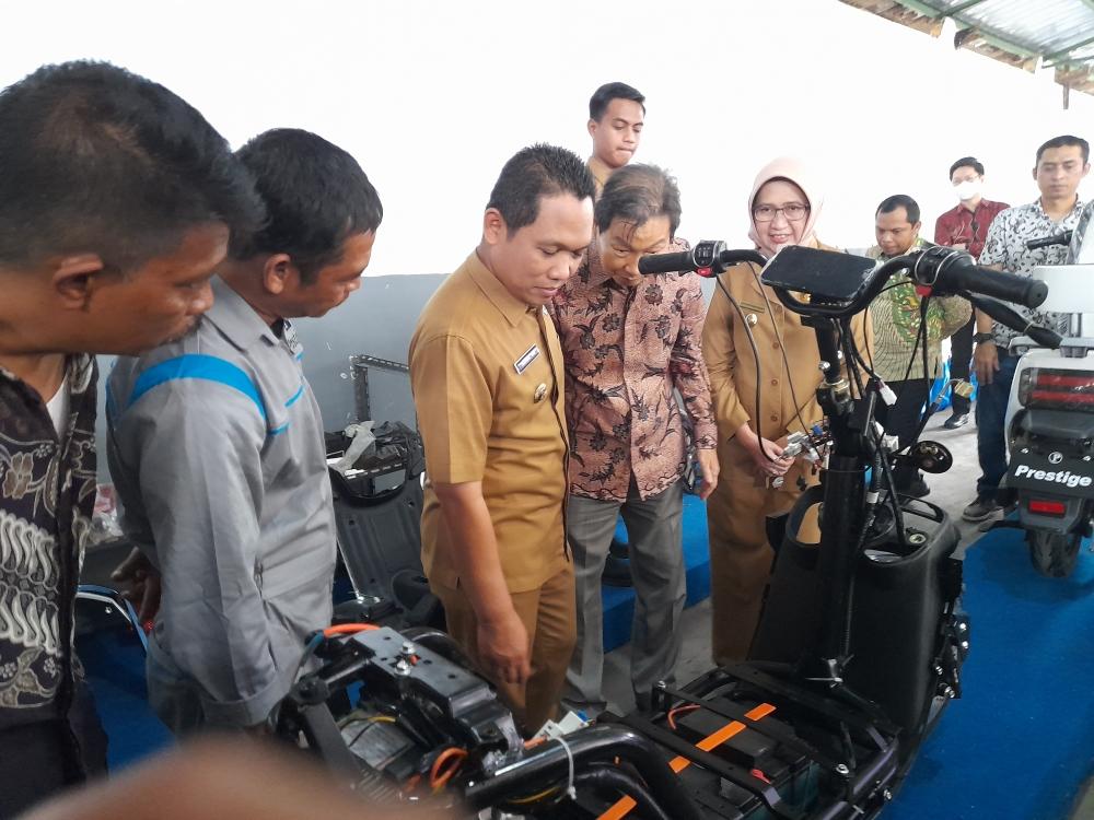 Pabrik Perakitan Motor Listrik Pertama Resmi Beroperasi di Lumajang