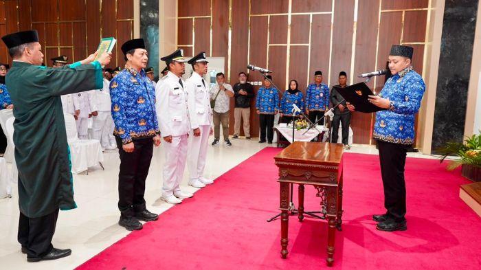 Bupati-Pasuruan-Rusdi-Sutejo-usai-melantik-80-ASN-di-jabatan-terbarunya.jpg