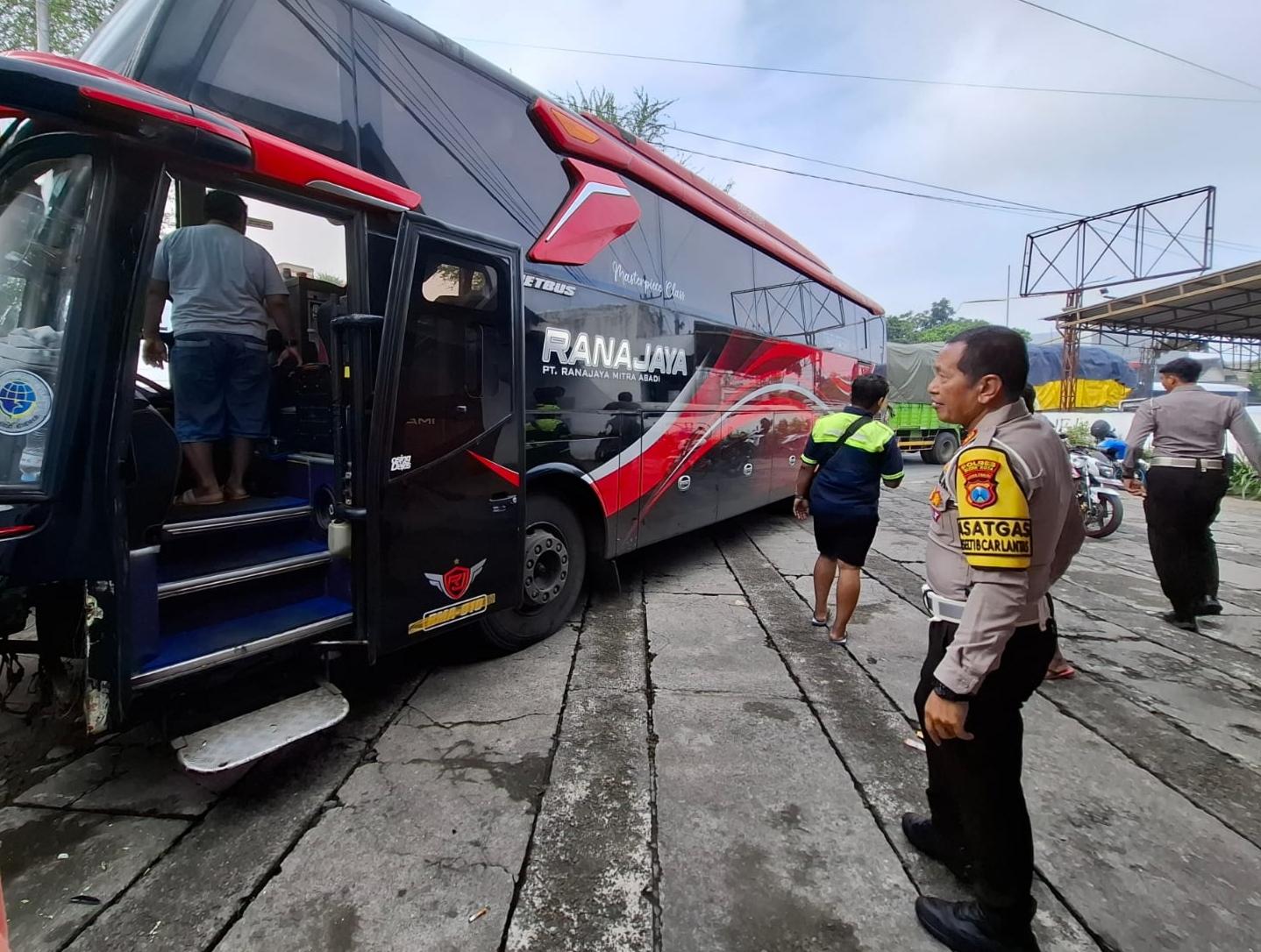 Bus-ngeblong-di-Blitar.jpg