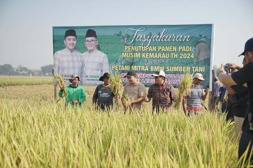 Cabup-Pasuruan-nomor-urut-02-Rusdi-Sutejo-saat-melakukan-panen-padi-bersama-para-petani.jpg