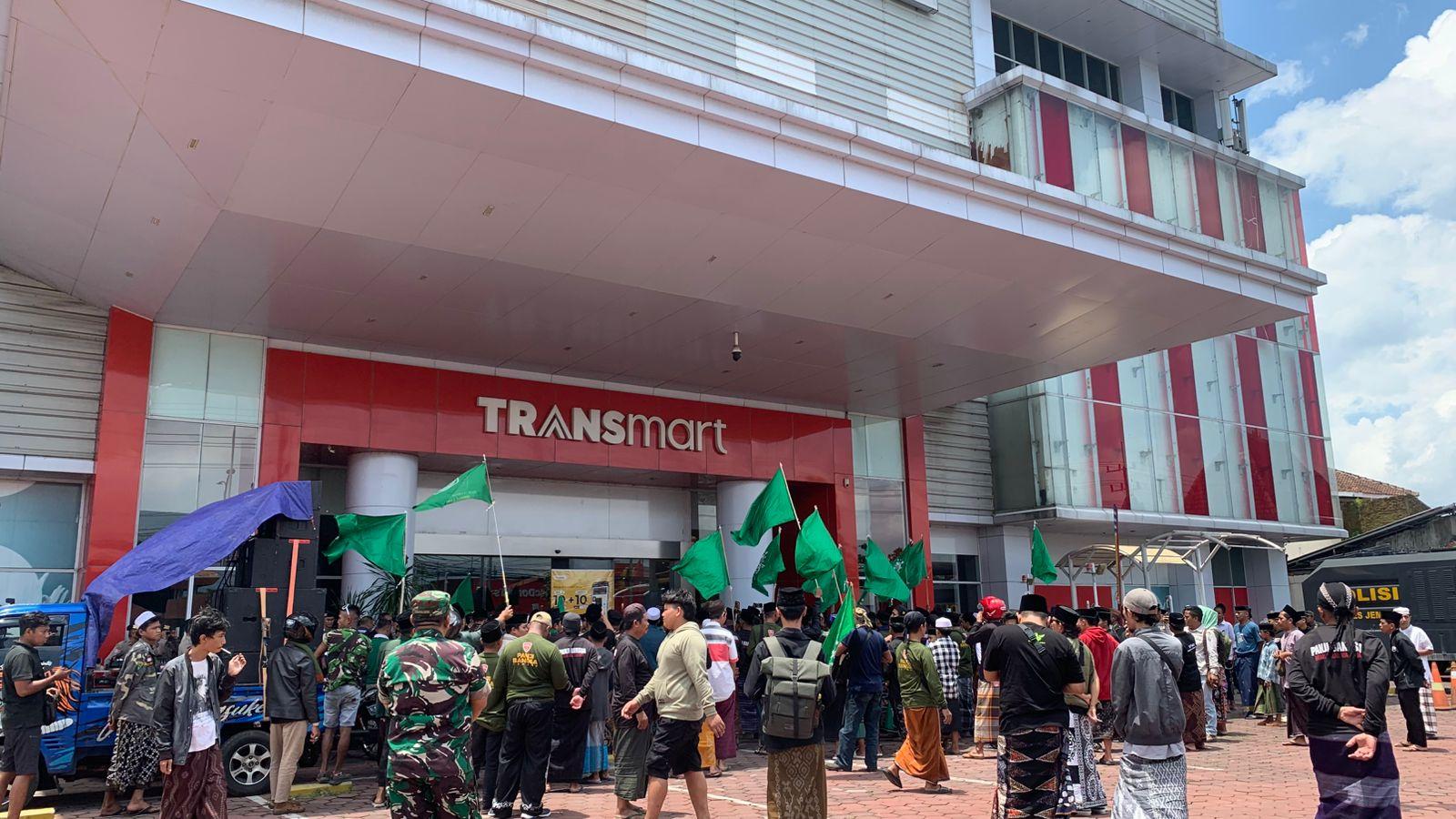 DEMO-TRANSMART-Ratusan-massa-demo-di-Transmart-Jember.jpg