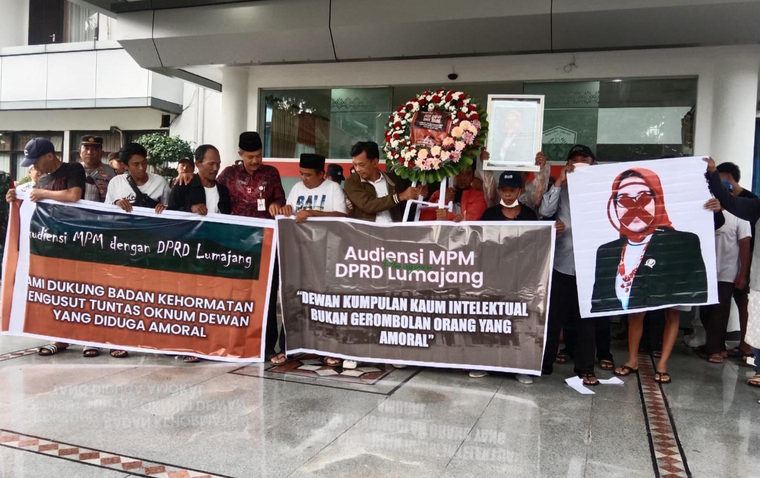 Demo-warga-bawa-karangan-bunga-di-DPRD-Lumajang.jpg