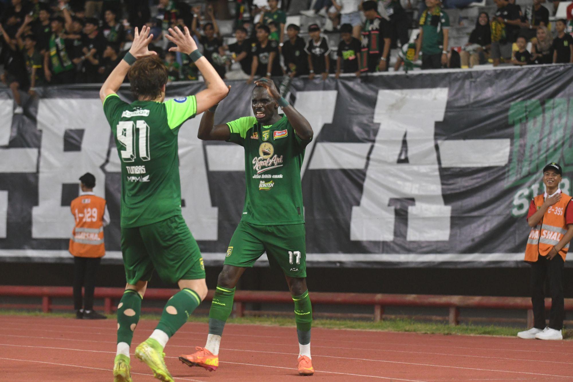 Dua-pemain-Persebaya-Flavio-Silva-dan-Dejan-Tumbas-melakukan-selebrasi.jpg