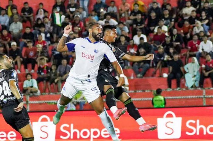 Duel-pemain-Arema-FC-Dalberto-dan-pemain-Semen-Padang-di-ajang-Super-League-20252026.jpg