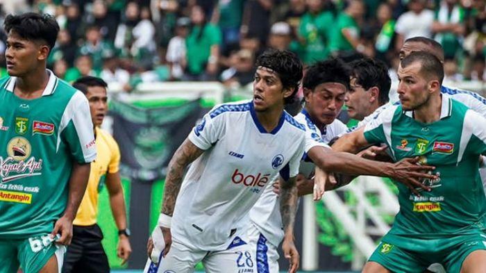 Duel-pemain-Persebaya-Surabaya-dan-Arema-FC.jpg