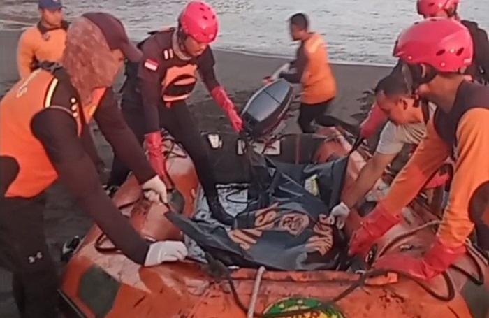 EVAKUASI-Proses-evakuasi-korban-tenggelam-di-Pantai-Seruni.jpg